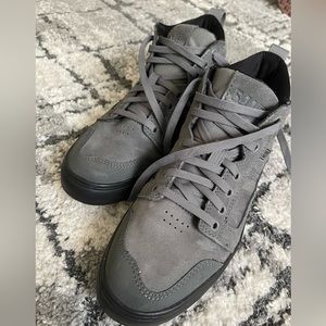 5.11 Like new shoe. Us 9.0 great condition